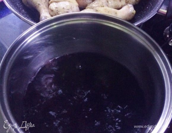 Проварить вино, пока наполовину не выпарится.