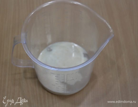 Дрожжи и сахар растворяем в 300 мл теплой воды. Оставляем на 10 минут.