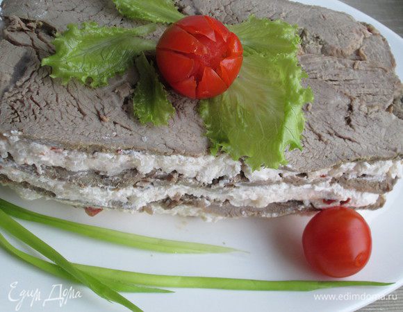 Вынимаем террин из холодильника, переворачиваем на блюдо, аккуратно снимаем пленку. Украшаем зеленью, помидорами или редисом.