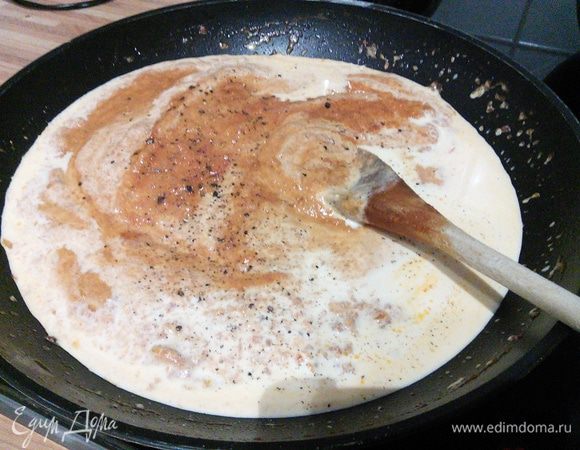 Добавить сливки, посолить и поперчить по вкусу. 