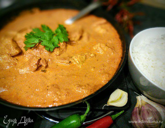 Приправить кинзой. К блюду идеально подходит рассыпчатый ароматный рис. 