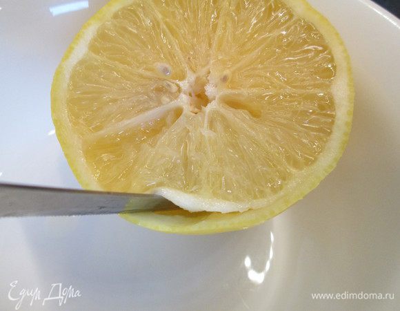  Срезать у лимонов шляпку. Зубчатым ножом надрезаем лимон по кругу между мякотью и кожурой.