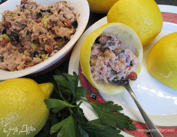 Раскладываем салат в подготовленные половинки лимонов.