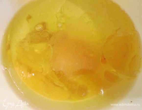 Свой майонез гораздо вкуснее — его мы и приготовим первым делом. Смешаем все ингредиенты для него сразу. Да, именно сразу и не желтки, а целиком яйца.