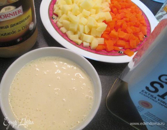 Майонез готов. Нарезаем кубиками очищенную морковь и картофель. Отвариваем их отдельно, картофель в воде с 1 столовой ложкой уксуса, морковь в обычной воде.