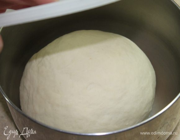 Готовое тесто заверните в пленку и положите в холодильник на ночь.