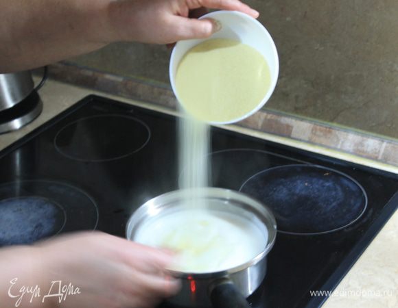 Так же, как и тесто, заранее нужно подготовить основу для начинки.
В молоко положите семена и стручок ванили, весь сахар и чайную ложку соли. Доведите молоко до кипения и, интенсивно мешая молоко, равномерным дождем всыпьте семолину.  Продолжайте мешать основу для крема еще минуту и все, этого достаточно.