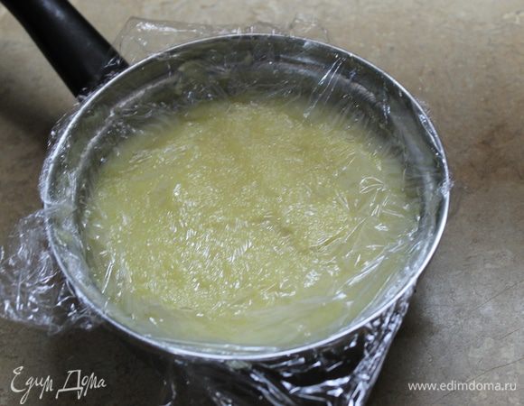 В немного остывшую основу введите 1 яйцо, тщательно перемешайте, накройте пленкой и поставьте в холодильник на ночь.