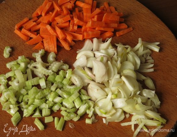 Нарезаем овощи: лук, стебель сельдерея, морковь. В рецептах указывается по 1 шт. моркови, лука, стебля. Я взвешивала, моркови и лука положила по 50 г, сельдерея 30 г, целых овощей было бы много.