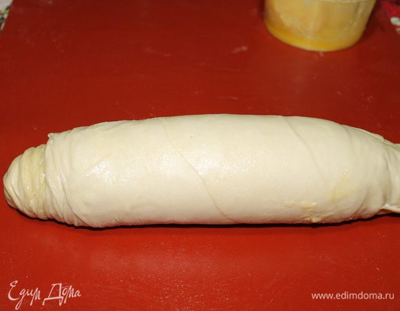Когда все тесто будет свернуто в плотный рулон, смажьте его сверху оставшимся маслом, положите в пакет и отправьте в холодильник  хорошо охладиться до нужного вам времени.