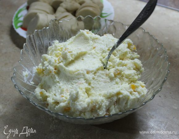 Готовую начинку тщательно перемешайте, чтобы не осталось крупных комочков основы. 
