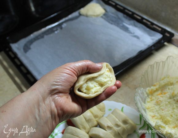 Наполните начинкой получившийся колпачок, слегка сожмите края и получившуюся ракушку положите на смазанный лист пергамента. 
Также нежно, не спеша сформируйте все ракушки.