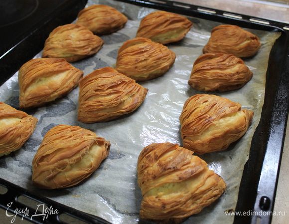 Нагрейте заранее духовку до 220°С. Вначале печете пирожные 10 минут при 220°С, потом  снижаете температуру до 180°С и продолжаете выпекать 15 — 18 минут до полной готовности.