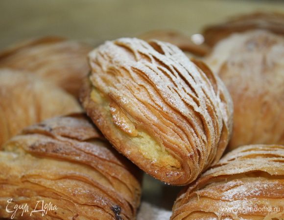 Слегка остывшее пирожное украсьте сахарной пудрой, и можно наслаждаться. Эти пирожные лучше есть теплыми.