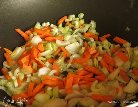 Обжариваем овощи на масле.