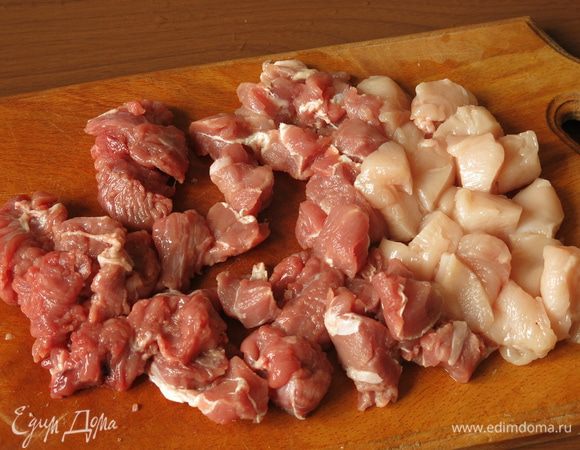 Нарезаем три вида мяса.