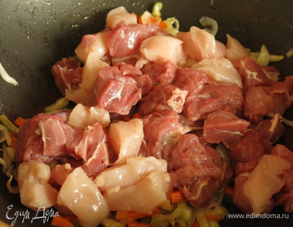 Кладем мясо к овощам и жарим до корочки.