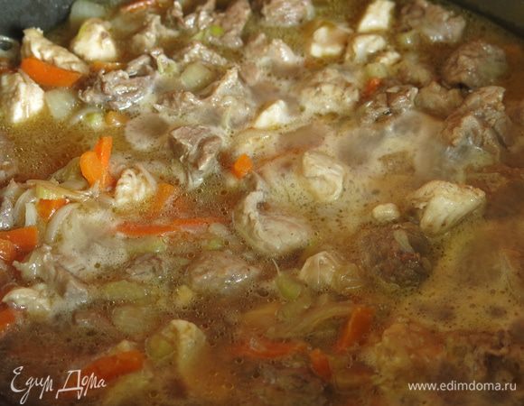 Наливаем 200 мл вина, солим, тушим до выпаривания, за 12 минут вино выпарилось.