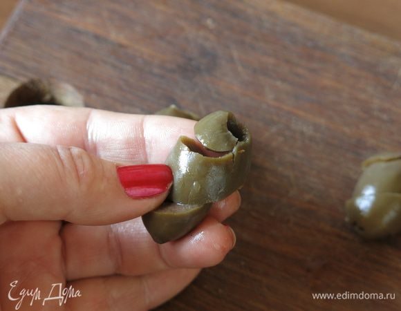 Пока готовится мясо, нарезаем оливки спиралью. У меня оливки на развес, надеюсь, попались асколане, и крупные из банки. Легче нарезать было развесные, они более плотные, меньше рвутся.