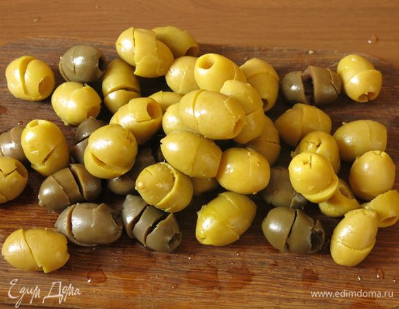 Вот такая горка, 500 г оливок. Занятие по нарезке оливок кропотливое.