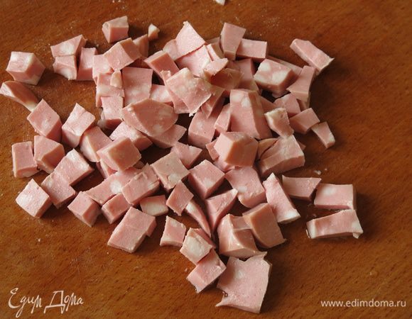 Нарезаем колбасу, у меня не мортаделла, вареная любительская с салом.