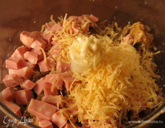 В чуть остывшее мясо кладем специи, цедру лимона, перебиваем, добавляем колбасу и натертый сыр, идеально — пармезан, все измельчаем.