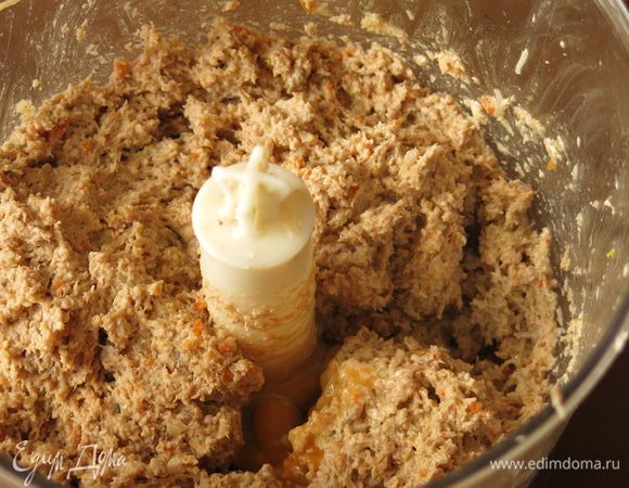 В фарш вбиваем желток. При необходимости кладем сухари. Первый раз готовила оливки с сосиской и сыром, естественного сцепления мало, пришлось добавлять сухари, в натуральный фарш ничего, кроме яйца, добавлять не пришлось.