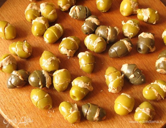 Фаршируем оливки, вкладывая шарик фарша внутрь, главное — не жадничать.