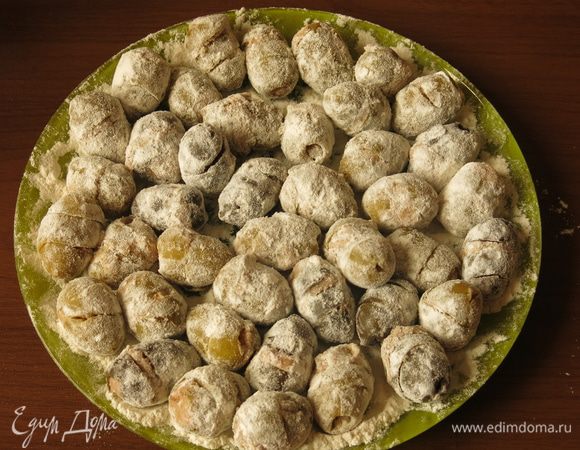 Обильно посыпаем оливки мукой.