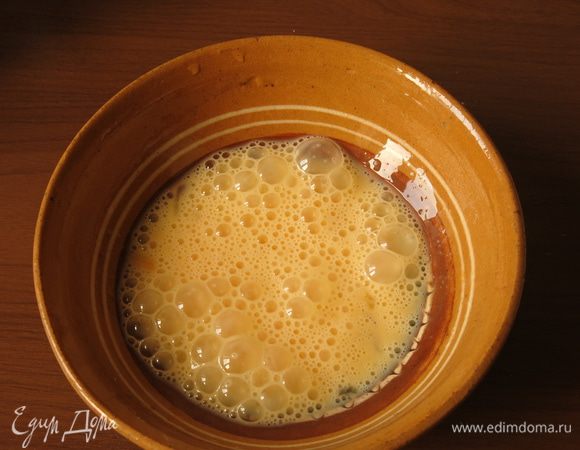 Готовим кляр, взбиваем два яйца.