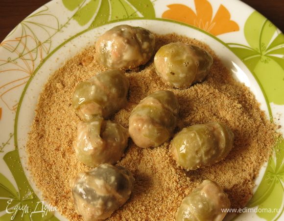 Панируем в сухарях. 