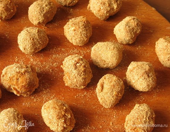 Даем постоять тридцать минут оливкам, опускаем еще раз в кляр и сухари. На этом классический рецепт закончен.