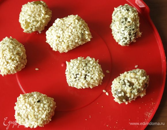 Часть оливок панируем в кунжуте белом.