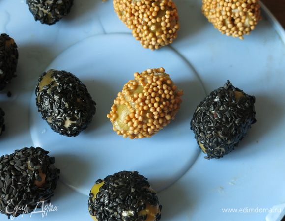 Часть — в черном кунжуте и зернах горчицы, последняя панировка самая экстремальная, закуска самая ядреная. Эти панировки делаем один раз, без повтора. Как раз займем время, пока основная панировка выстаивается полчаса.