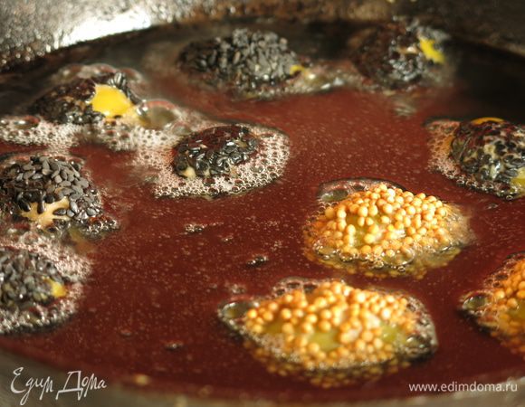 Обжариваем оливки в большом количестве масла.