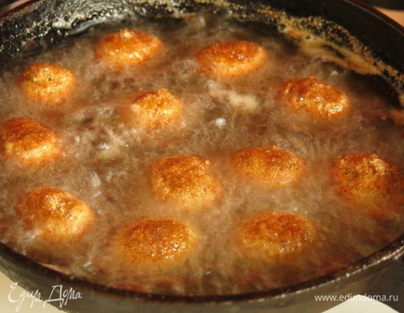 Аналогично обжариваем оливки в сухарях, порционно.
