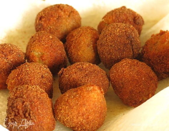 И эти оливки выкладываем на салфетку, чтобы жир ушел.