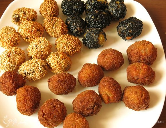 Получается вот такая тарелка оливок (половина порции), по 3 штуки горчичных, 5 — 7 кунжутных, остальные — сухарики. Еще в прошлом году пробовала панировать в вяленых томатах, но этот вид панировки не устойчив.