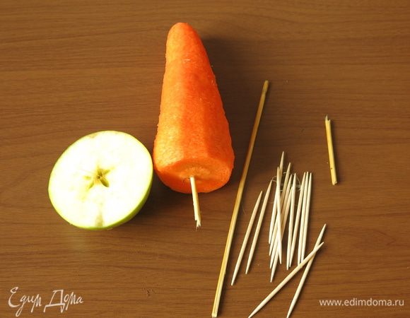 И еще не классическая подача — «выращиваем елку». Классическая подача — горками на подносе или уличная еда в кулечках, как наша семечки.
Для елки небольшую морковь очищаем, срезаем низ, отрезаем половинку яблока, надеваем на овощ большую шпажку.