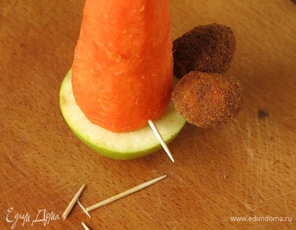 Вставляем в морковь зубочистки, кусочки 2/3 острием наружу, надеваем оливки.