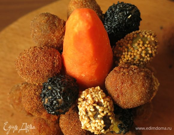 Чередуем оливки с разными панировками, формируем елку пирамидкой, меньшие оливки наверх, ближе к моркови.