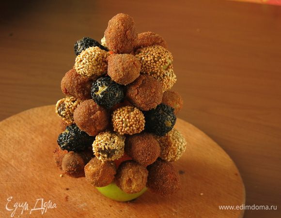 Получается вот такая елка из 500 г оливок. Для более высокой елки для основания можно взять крупную редьку и большую морковь. Можно украсить веточками розмарина, зеленью. Приятного аппетита!