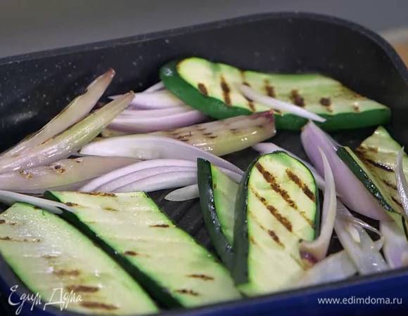 Шалот почистить, нарезать дольками и обжарить на сковороде вместе с цукини, так чтобы он стал мягким.