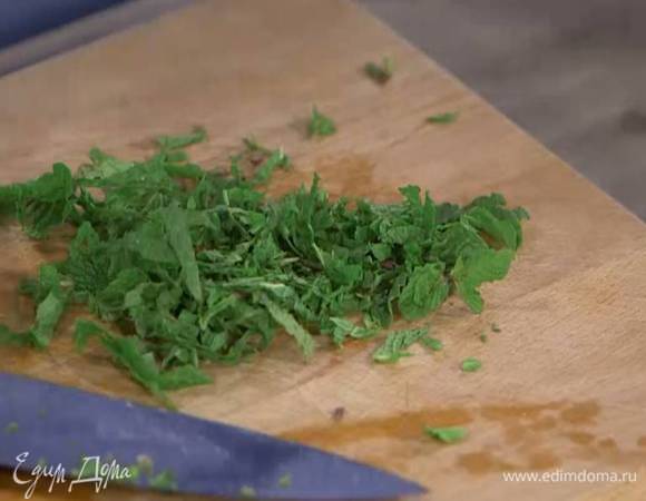 Листья мяты мелко порубить.