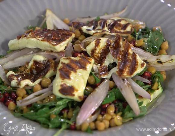 Обжаренный цукини выложить на блюдо, на него поместить руколу с заправкой, нут и сбрызнуть все оставшимся оливковым маслом, сверху разложить лук и обжаренный сыр.