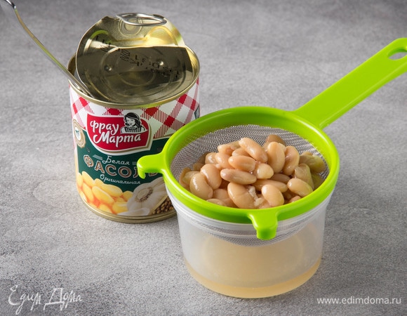 Фасоль ТМ «Фрау Марта» откинуть на дуршлаг, чтобы стек сок.