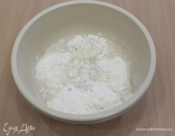 Муку просеять, добавить дрожжевую смесь.