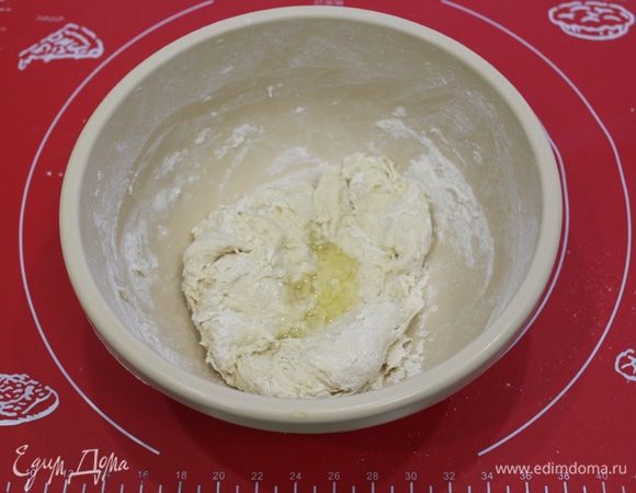 Замесить тесто, добавить оливковое масло.