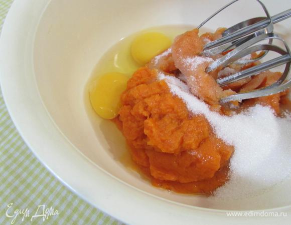 Приготовить тыквенную основу. В миске соединить тыквенное пюре, яйца и сахар до однородности.
