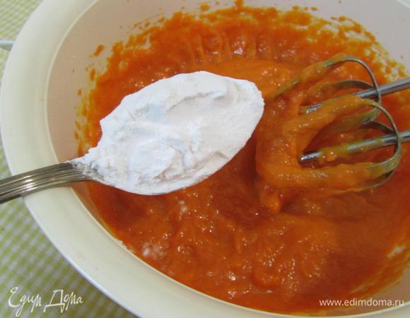 Добавить столовую ложку (с горкой) крахмала. Перемешать.